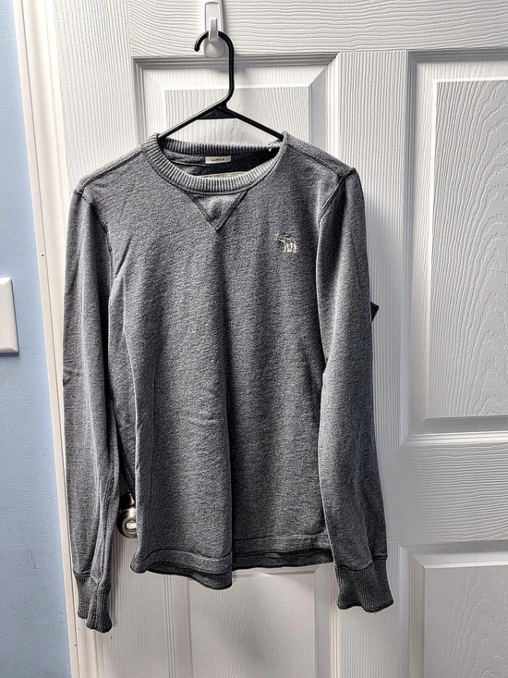 Abercrombie & Fitch Gray Long Sleeve Tee